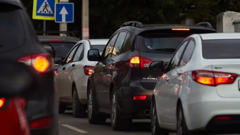 Jak porównać koszt dojazdu autem i komunikacją