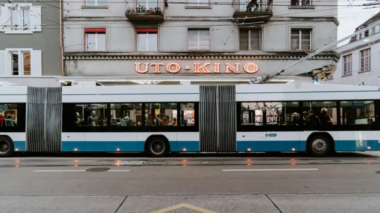 Jak porównać koszt dojazdu autem i transportem publicznym