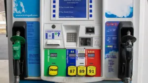 Nowoczesny dystrybutor paliw z wyraźnie zaznaczonymi przyciskami benzyny, diesla oraz wyboru paliwa.