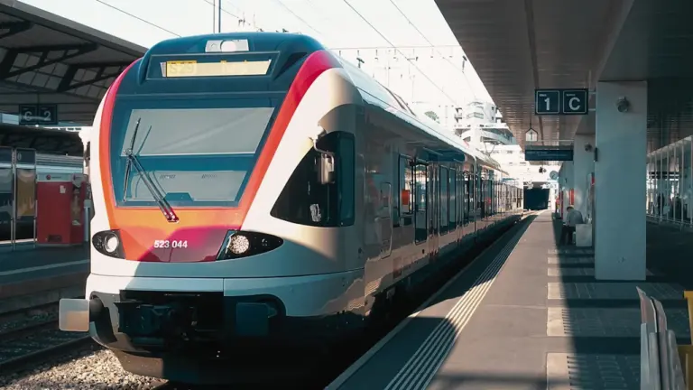 Sen o odjeżdżającym pociągu: tempo, zmiana i decyzje