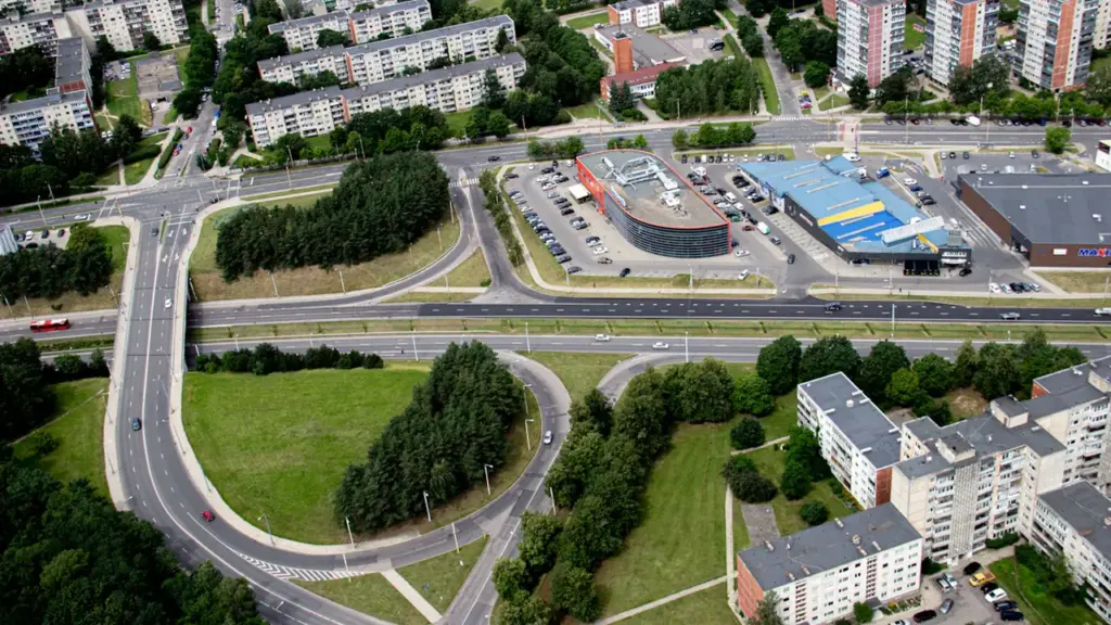 Widok z lotu ptaka na skrzyżowanie dróg i zabudowę miejską w Wilnie.